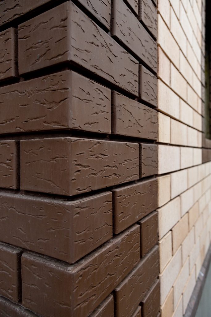 Кирпич лицевой Шоколад Рустика Меланж ГОСТ 1.4НФ – Строймарт-Ю фото